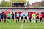 Das Gespann um den leitenden Referee Tim Schuller (Mi.) 
präsentiert sich den Zuschauern. Der FC Coburg in roten, die TG Höchberg 
in blauen Trikots.