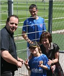 Familientreffen vor dem Spiel: FCE-Goalgetter Petter Heyer (hinter Gittern) begrüßt seine Mutter Geli und Verwandtschaft aus dem nahe gelegenen Basel.
