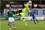 Würzburgs Torhüter André Koob holt sich vor dem Gegner der Ball aus der Luft.
