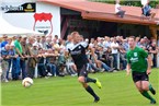 Der Euerbacher Thomas Heinisch rennt dem Schwebenrieder Justin Michel davon - wenige Sekunden später ereignet sich das Foul zum Elfmeter zum 0:1.