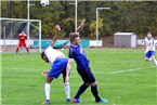 Beim Kopfballduell aus dem Gleichgewicht gekommen: Höchbergs Manuel Priesnitz und Kleinrinderfelds Sandro Kramosch (re.).