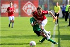 Rustikal stoppt Schweinfurts Marcel Volkmuth den startenden Lukas Imgrund (FC Würzburger Kickers 2).