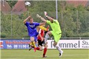 Aua, aua. Nach dieser Attacke kann Keeper Tobias Lang zwar die Halbzeit beenden, muss dann aber raus.
