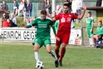 "Ich hab nichts gemacht" will Gökhan Sener mit seiner Geste hier wahrscheinlich andeuten - Friesens Max Schülein (grün) kann dennoch das Leder in die Mitte bringen.