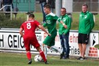 Heimakteur Marcel Lindner (grün) kann das Leder vor Jannik Schmidt (rot) zum Mitspieler passen.