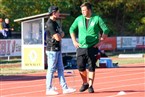 TSV-Coach Daniel Hofmann im Gespräch mit dem an der Leiste verletzten Markus Conrad