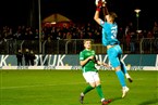 Der Schweinfurter Stürmer Florian Pieper kommt gegen Schaldings Keeper Markus Schöller zu spät.