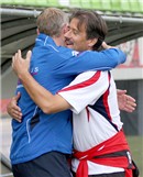 Wahre Freundschaft gibt es nur unter Männern: Bambergs Coach Christoph Starke umarmt SSV-Trainer Roland Seitz (re.). Beide kennen, schätzen und mögen sich ganz offensichtlich - seit dem gemeinsamen Lehrgang für die Trainer A-Lizenz im Jahr 2000.