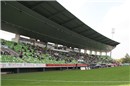 Die etwa 1.900 Zuschauer waren zur Pause mit dem Auftreten der eigenen Mannschaft nur bedingt zufrieden. Die Bamberger Fans staunten hingegen über die kühne Architektur des Stadions "an der Kreuzeiche".