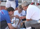 Besorgte Gesichter beim Physio-Team, nachdem sich Johannes Bechmann bei einer Abwehraktion unmittelbar vor dem Ausgleich am Knie verletzte.