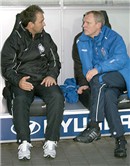 Angeregte Diskussion: Eintrachts Coach Frank Leicht (li.) im Gespräch mit Christoph Starke auf der Trainerbank vor dem Spiel.