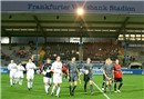 Einlauf der Mannschaften: In das mit großem Aufwand erweiterte Stadion am Bornheimer Hang kamen knapp 500 Zuscheuer, davon ...