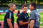  Begrüßung: FC 05-Trainer Timo Wenzel, der vierte Offizielle Manuel Steigerwald und Aubstadts Coach Joseph Francic 