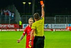 "Was habe ich denn gemacht?" - Aubstadts Jens Trunk bekommt trotzdem den roten Karton von Schiri Markus Pflaum gezeigt. 