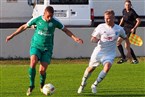 Frank Wildeis (re.) stört Carsten Hahn beim Spielaufbau. 