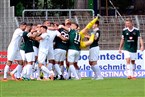 Im Torjubelpulk ist für den vorgeeilten Schweinfurter Keeper Luis Zwick (in Gelb) irgendwas schief gelaufen...