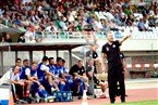 Aschaffenburgs Keeper Jochen Seitz dirigiert sein Team.