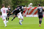 Der FC Coburg legte mit Erfolg Wert darauf, stabiler zu stehen. Daniel Kimmel (schwarz) war hierbei ein wichtiger Faktor, hier klärt er per Kopf vor Philipp Hörnes. 