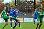 Abtswinds Adrian Dussler hebt das Bein gegen den Großbardorfer Markus Kirchner.