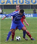 Domink Kauder (hi.) versucht hier an den Ball zu kommen, den jedoch Gökhan Yetkin gekonnt mit seinem Körper abschirmt.