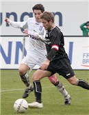 Florian Pickel flankt in den Strafraum, ehe Sebastian Müller sein langes Bein ausfahren kann.
