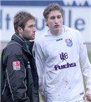 Greuther Fürths Kapitän Florian Pickel wurde vorzeitig ausgewechselt. Nach dem Schlusspfiff spendete er seinem kleinen Bruder Josef (re.) ein wenig Trost.