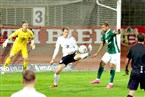 Vor Aubstadts Keeper Andre Koob hebt Teamkollege Dominik Grader das Bein gegen den Schweinfurter Sascha Marinkovic.