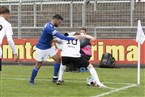 Zeitspiel: Florian Pieper schirmt den Ball an der Eckfahne gegen Hamza Boutakhrit ab.