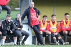 Fuchsstadts Coach Martin Halbig tiefenentspannt an der Seitenlinie. Er gewann in abgezockter Art und Weise im Frankenwald - im Sinne einer Spitzenmannschaft, auch wenn er dies selbst nicht nach dem Abpfiff so nennen wollte. 