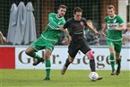 Jonathan Müller (li.) mit Griff zum Trikot gegen den durchbrechenden Fuchsstadter Marcel Frank. 