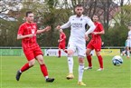 Vor dem anstürmenden Memmelsdorfer Daniel Schäfer (li.) hat Oliver Lahr den Ball abtropfen lassen. Er erzielte den 1:2-Anschluss. 