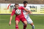 Alle Augen auf den Ball bei Maximilian Pfadenhauer (li.) und Fabio Tudor.
