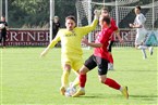 Eine der weniger brenzligen Situationen in der Gästehälfte: Florian Endres in rot will dem herausgeeilten Keeper Markus Schöller den Ball abluchsen...