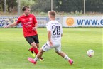 Florian Schlick in rot leitet die Kugel weiter, Luca Schmitzberger kann nicht entscheidend stören.