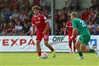 Kickers-Youngster Marcel Fischer im Duell mit Großbardorfs Ben Schulz.
