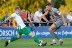 Timo Meixner kommt mit dem Ball an Sam Zander vorbei.