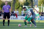 Beobachtet vom Referee verteidigt Robin Renner den Ball.