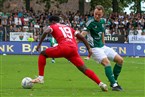 Kickers-Flügelstürmer Benjika Caciel im Dribbling gegen Marc Hänschke.