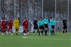 Die drei Unparteiischen um Schiedsrichter Simon Schreiner führen die beiden Teams auf das Spielfeld.

