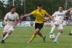 Ricardo Santos ist vor Hannes Glas am Ball. Felix Schäfer beobachtet die Situation.