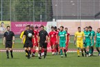  Schiedsrichter Elia Schneider mit seinen Assistenten Niklas Wich (rechts) und Robin Bulisch (links) führt beide Mannschaften auf das Feld.