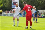 Ansbachs Torhüter Sebastian Andreka versucht den Elfmeter-Torschützen Nico Haas noch etwas zu verunsichern.