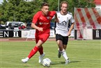 Baiersdorfs Maximilian Pierer von Esch führt den Ball vor Niklas Golling (re.).