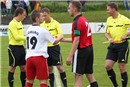 Das Schiedsrichtergespann mit den beiden Kapitänen Patrick Schuberth (li.) vom DVV und Ebersdorfs Stefan Greiner (re.) bei der Platzwahl.