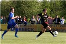 Tom Jäckel lupft den Ball über Keeper Häunke zum 3:1 für den SV Buckenhofen.