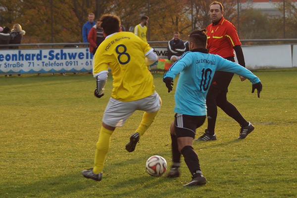 Im Hinspiel setzte sich der Post SV III (in gelb) knapp mit 2:1 gegen die DJK Eintracht Süd (in blau) durch. | Foto: Post SV Schweinau