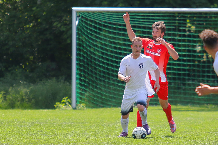 Bartosz Zak (in weiß, ESV Rangierbahnhof II) und Tony Keene (in rot, TSV 1861 Zirndorf) im Duell. | Foto: fussballn.de