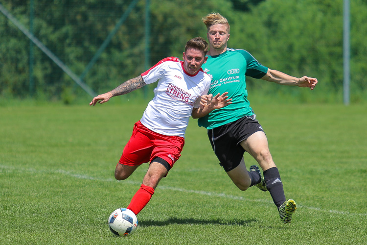 Hier duellierten sich Daniel Klier (in weiß) und Julian Schmidt (in grün). | Foto: fussballn.de